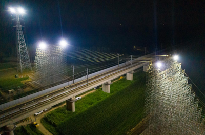 夜战 圆满完成跨越京沪高速铁路